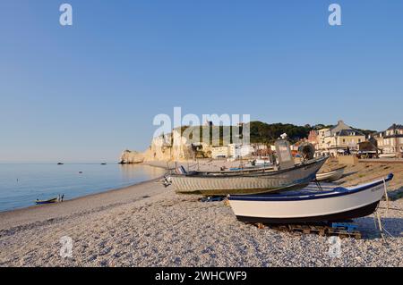 Fischerboote am Strand, Etretat, Alabasterküste, seine-Maritime, Normandie, Frankreich Stockfoto