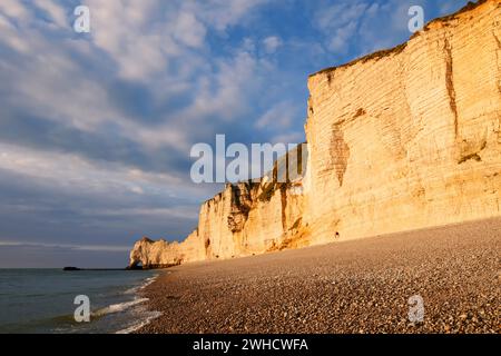 Steile Küste mit dem Felsentor Porte díAmont im Abendlicht, Etretat, Alabasterküste, seine-Maritime, Normandie, Frankreich Stockfoto