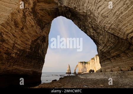 Manneporte Felsbogen und Klippen mit der Felsnadel Aiguille díEtretat, Etretat, Alabasterküste, seine-Maritime, Normandie, Frankreich Stockfoto