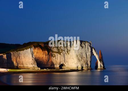 Steile Klippen mit dem Falaise d'Aval Felsentor und der Aiguille díEtretat Felsnadel bei Nacht, Etretat, Alabasterküste, seine-Maritime, Normandie, Frankreich Stockfoto