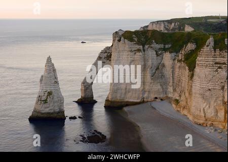 Klippen mit dem Falaise d'Aval Felsentor und der Aiguille díEtretat Felsnadel, Etretat, Alabasterküste, seine-Maritime, Normandie, Frankreich Stockfoto