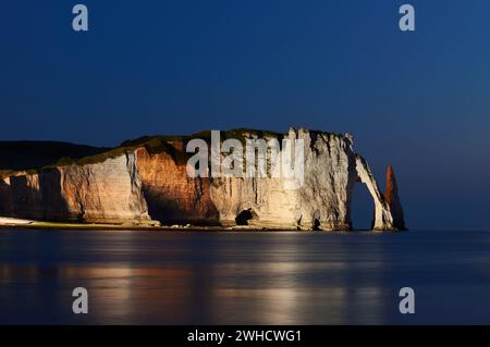 Steile Klippen mit dem Falaise d'Aval Felsentor und der Aiguille díEtretat Felsnadel bei Nacht, Etretat, Alabasterküste, seine-Maritime, Normandie, Frankreich Stockfoto