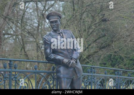 Skulptur von Elvis Presley, USA-Bridge, Denkmal, Geländer, Schiefe, stehend, Mann, Uniform, Kappe, Figur, Bad Nauheim, Wetterau, Hessen, Deutschland Stockfoto