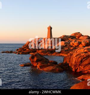 Mean Ruz Leuchtturm und Granitfelsen im Abendlicht, Ploumanac'h, Cote de Granit Rose, Cotes-d'Armor, Bretagne, Frankreich Stockfoto