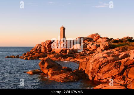 Leuchtturm Mean Ruz und Granitfelsen, Ploumanac'h, Cote de Granit Rose, Cotes-d'Armor, Bretagne, Frankreich Stockfoto