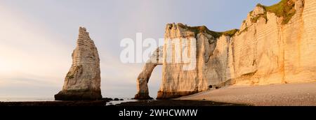 Klippen mit dem Falaise d'Aval Felsentor und der Aiguille Felsennadel, Etretat, Alabaster Coast, seine-Maritime, Obernormandie, Frankreich Stockfoto