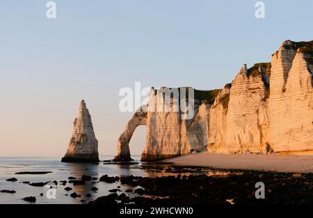 Klippen mit dem Falaise d'Aval Felsentor und der Aiguille Felsennadel, Etretat, Alabaster Coast, seine-Maritime, Obernormandie, Frankreich Stockfoto