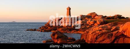 Mean Ruz Leuchtturm und Granitfelsen im Abendlicht, Ploumanac'h, Cote de Granit Rose, Cotes-d'Armor, Bretagne, Frankreich Stockfoto