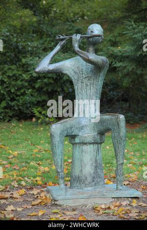 Skulptur Flötenspieler von Walter Wadephul 1965, Moderne Kunst, Bronze, Sitzen, Hocker, Flöte, Musik spielen, Kurgarten Wiesbaden, Hessen, Deutschland Stockfoto