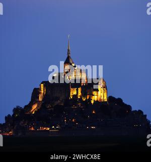 Mont-Saint-Michel bei Nacht, Benediktinerkloster, Département Manche, Normandie, Frankreich Stockfoto