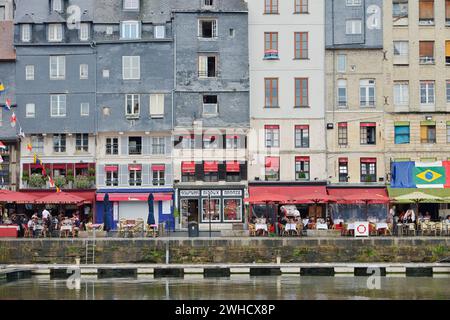 Geschäfte und Restaurants im Vieux Bassin, Honfleur, Cote Fleurie, Pays d'Auge, Département Calvados, Normandie, Frankreich Stockfoto