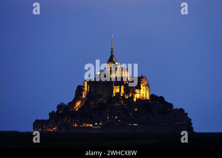 Mont-Saint-Michel bei Nacht, Benediktinerkloster, Département Manche, Normandie, Frankreich Stockfoto