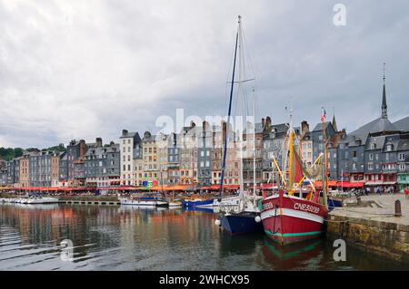 Segel- und Fischerboot im Hafenbecken Vieux Bassin, Honfleur, Cote Fleurie, Pays d'Auge, Département Calvados, Normandie, Frankreich Stockfoto