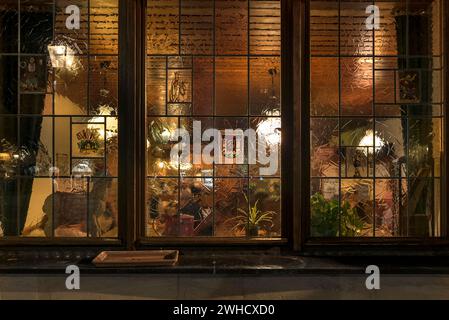 Abendblick durch das Fenster in ein beleuchtetes Restaurant, Lauf an der Pegnitz, Mittelfranken, Bayern, Deutschland Stockfoto