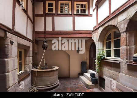 Mittelalterliche Anziehungspunkte in einem alten Innenhof im historischen Stadtzentrum, Nürnberg, Mittelfranken, Bayern, Deutschland Stockfoto
