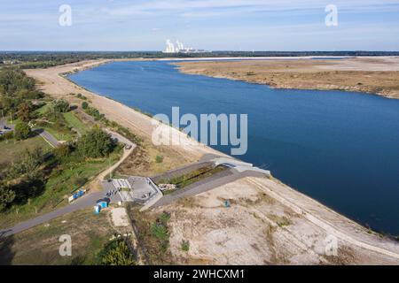 Blick von der Ostsee auf das Braunkohlekraftwerk Jaenschwalde der LEAG Lausitz Energie Kraftwerke AG. Die Ostsee von Cottbus ist ein Projekt in Stockfoto