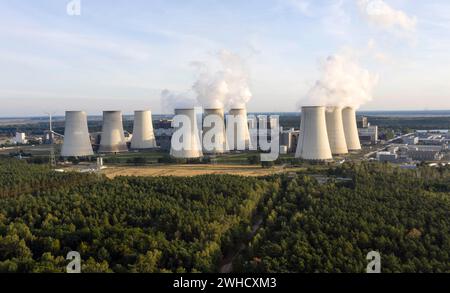 Luftaufnahme des Braunkohlekraftwerks Jaenschwalde der LEAG Lausitz Energie Kraftwerke AG. Der Ausstieg aus Kohlekraftwerken Stockfoto