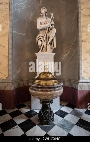 Innenansicht des Trinitatis-Doms, goldener Taufstein, Dresden, Freistaat Sachsen, Deutschland Stockfoto