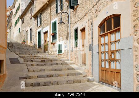 Gasse mit Treppen und Häusern, Port de Soller, Mallorca, Balearen, Spanien Stockfoto