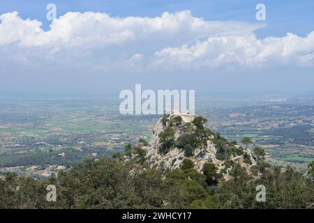 Blick vom Kloster Santuari de Sant Salvador zum Steinkreuz Puig de Sant Salvador in der Nähe von Felanitx, Mallorca, Balearen, Spanien Stockfoto