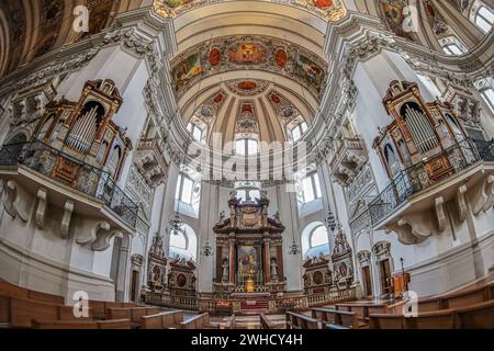 SALZBURG, ÖSTERREICH - 27. APRIL 2023: Innenraum des mittelalterlichen Salzburger Doms, des Barockdoms aus dem 17. Jahrhundert, der St. Rupert und S. gewidmet ist Stockfoto