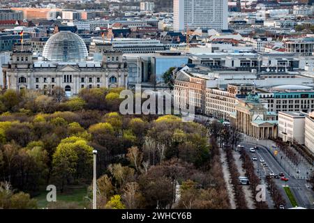 Blick auf den Reichstag und das Brandenburger Tor, Berlin, 21/04/2021 Stockfoto