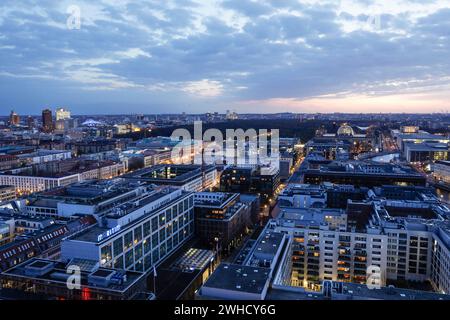 Berlin Mitte mit Reichstag, Kanzleramt und Potsdamer Platz am Abend, 21.04.2021 Stockfoto