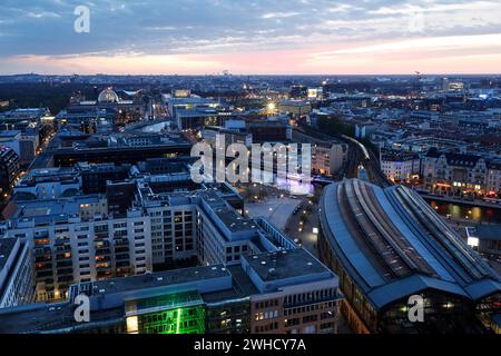 Reichstag, Kanzleramt, Bahnhof Friedrichstraße am Abend, Berlin, 21.04.2021 Stockfoto