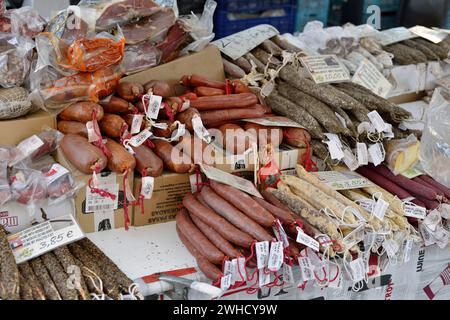 Marktstand mit verschiedenen Wurstsorten, Alcudia, Mallorca, Balearen, Spanien Stockfoto