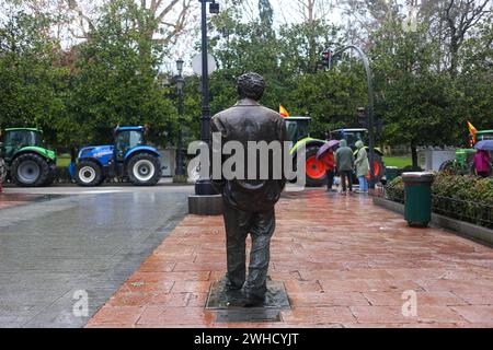 Oviedo, Spanien, 9. Februar 2024: Die Statue von Woody Allen vor mehreren Traktoren während des vierten Tages der Traktorproteste auf spanischen Straßen, um Verbesserungen in diesem Sektor zu fordern, am 9. Februar 2024 in Oviedo, Spanien. Quelle: Alberto Brevers / Alamy Live News. Stockfoto