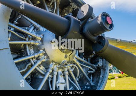 Nahaufnahme des Propellers und des Radialmotors eines antiken Flugzeugs auf der Ausstellung im öffentlichen Park in Seosan, Südkorea Stockfoto