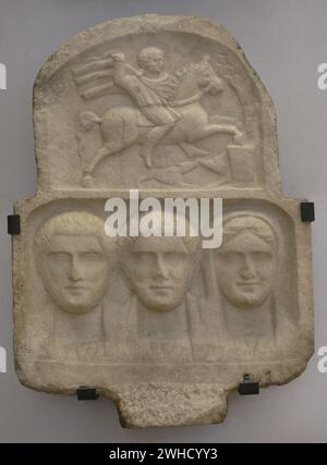 Familiengruppe: Büsten von zwei bärtigen Männern und einer Frau. Oben: Relief mit Heros, dem thrakischen Reiter. Stele. Erste Hälfte des 3. Jahrhunderts n. Chr. Aus Vranya, Region Blagoevgrad, Bulgarien. Nationales Archäologisches Museum. Sofia. Bulgarien. Stockfoto