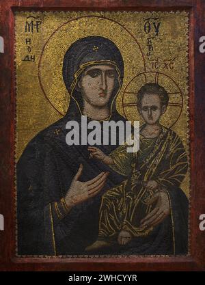 Die Jungfrau und das Kind. Mosaik. Byzantinischer Stil. 12.-13. Jahrhundert. Von der Kirche St. Nikolaus in Melnik, Region Blagoevgrad, Bulgarien. Nationales Archäologisches Museum. Sofia. Bulgarien. Stockfoto