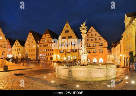 St. Georg's Brunnen und Häuser auf dem Marktplatz, Rothenburg ob der Tauber, Mittelfranken, Bayern, Deutschland Stockfoto