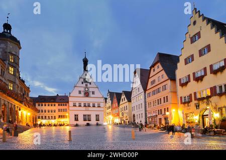 Marktplatz mit Ratstrinkstube, Restaurants und Geschäften, Rothenburg ob der Tauber, Mittelfranken, Bayern, Deutschland Stockfoto