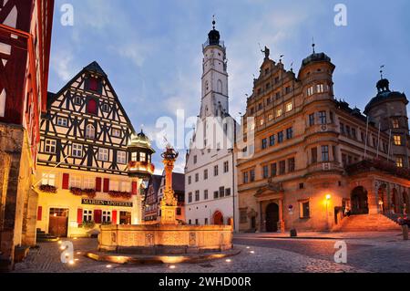 St. Georges Brunnen vor dem Rathaus und der Marien-Apotheke im Jagstheimer-Haus, Rothenburg ob der Tauber, Mittelfranken, Bayern, Deutschland Stockfoto