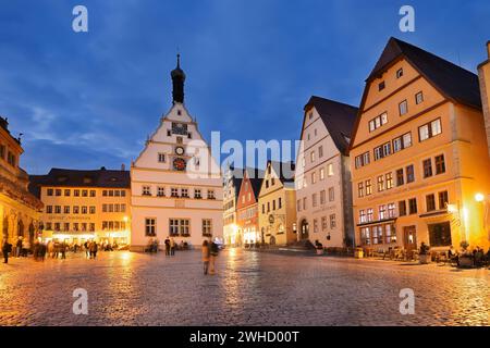 Marktplatz mit Ratstrinkstube, Restaurants und Geschäften, Rothenburg ob der Tauber, Mittelfranken, Bayern, Deutschland Stockfoto