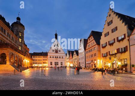 Marktplatz mit Ratstrinkstube, Restaurants und Geschäften, Rothenburg ob der Tauber, Mittelfranken, Bayern, Deutschland Stockfoto