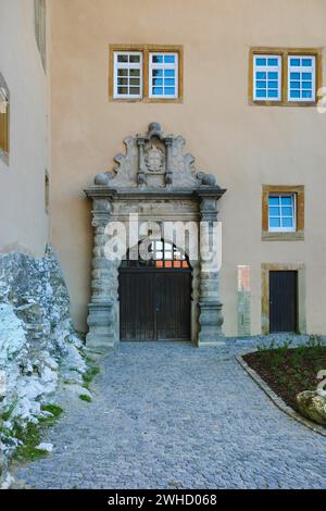 Schloss Kapfenburg, Holztür, Eingangsportal, Architektur, historisches Gebäude, Ordensburg, Spornburg, ehemalige Burg des Deutschen Ordens, heute Stockfoto