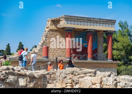 Ein Bild des Nordeingangs und des Bullenfreskos am Knossos Palace. Stockfoto