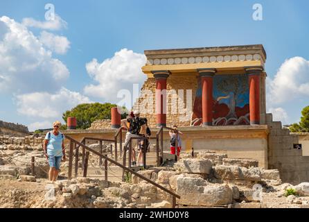 Ein Bild des Nordeingangs und des Bullenfreskos am Knossos Palace. Stockfoto