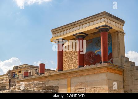 Ein Bild des Nordeingangs und des Bullenfreskos am Knossos Palace. Stockfoto