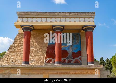 Ein Bild des Nordeingangs und des Bullenfreskos am Knossos Palace. Stockfoto