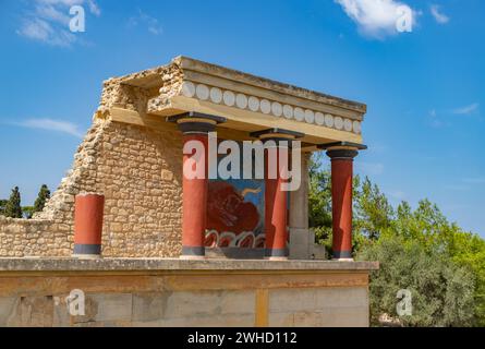 Ein Bild des Nordeingangs und des Bullenfreskos am Knossos Palace. Stockfoto