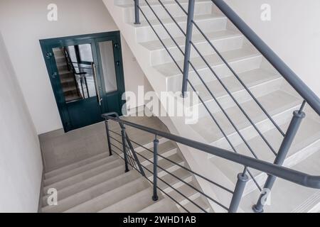 Treppen Notfall- und Evakuierungsausstiegstreppe in einem neuen Bürogebäude Stockfoto
