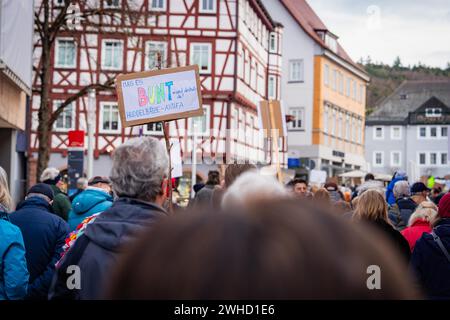 Menschen mit Protestzeichen während einer Demonstration in der Stadt, Gegen Rechts Demo, Nagold, Schwarzwald, Deutschland Stockfoto