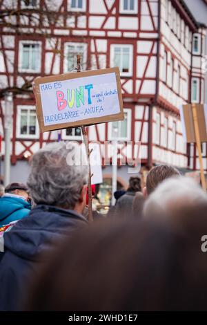 Menschen auf einer Demonstration mit einem Poster für Vielfalt, Gegen Rechts Demo, Nagold, Schwarzwald, Deutschland Stockfoto