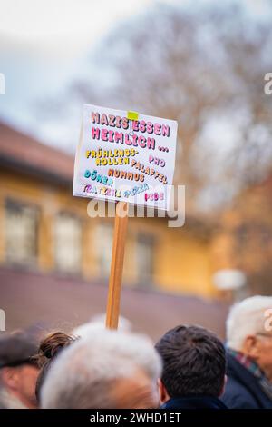 Ein Protestzeichen über der Schulter einer Person in einer Menge, Gegen Rechts Demo, Nagold, Schwarzwald, Deutschland Stockfoto