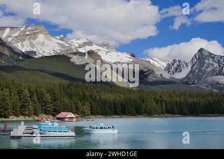 Ausflugsboote auf dem Maligne Lake, Jasper National Park, Alberta, Kanada Stockfoto