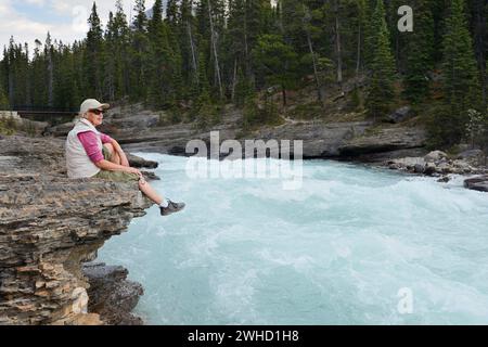 Frau am Mistaya River, Mistaya Canyon, Icefields Parkway, Banff National Park, Alberta, Kanada Stockfoto